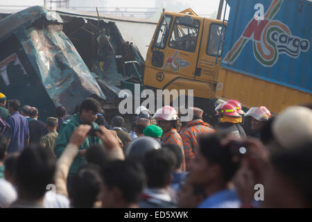 Dhaka, Bangladesh. 29 Décembre, 2014. Deux personnes ont été tués alors qu'un train a déraillé après avoir été frappé par un van près de Kamalapur terminal conteneurs de Dhaka zakir Hossain Chowdhury Crédit : zakir/Alamy Live News Banque D'Images