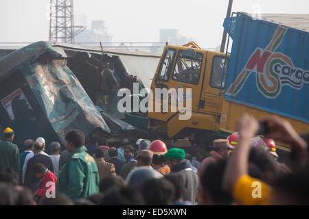 Dhaka, Bangladesh. 29 Décembre, 2014. Deux personnes ont été tués alors qu'un train a déraillé après avoir été frappé par un van près de Kamalapur terminal conteneurs de Dhaka zakir Hossain Chowdhury Crédit : zakir/Alamy Live News Banque D'Images