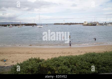 Vue vers le phare historique de brise-lames de la plage de Brighton, Wollongong. Banque D'Images