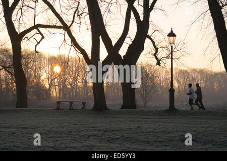 Preston, Lancashire, Royaume-Uni. 29 Décembre, 2014. Météo britannique. Tôt le matin, les coureurs à Preston's Avenham Park ont bravé des températures de gel pour obtenir leurs exercices matinaux. Crédit : Paul Melling/Alamy Live News Banque D'Images