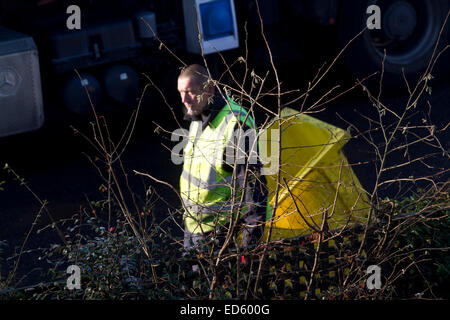 Wimbledon, Londres, Royaume-Uni. 29 décembre 2014. Conseil Merton ben hommes collecter les déchets de Noël provenant de ménages à prendre pour le recyclage depot : amer ghazzal/Alamy Live News Banque D'Images