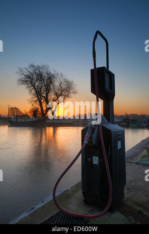 Rufford, Burscough, Preston, Lancashire, UK 29 Décembre, 2014. Météo britannique. Un froid de commencer la journée à la marina de congelé. Bien, mais le froid est prévu pour le début de la semaine, d'après le Met Office. Lundi, c'est configuré pour démarrer avec des températures froides après avoir chuté pendant la nuit de dimanche à la congélation, à l'intérieur des terres plongeant au-dessous de zéro. Banque D'Images