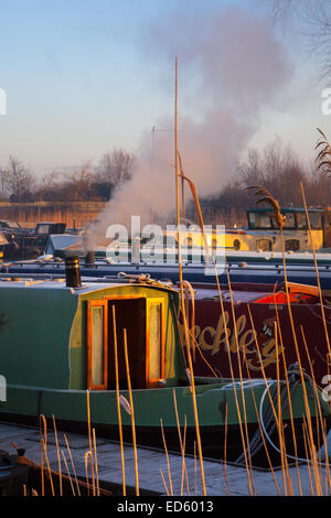 Cheminées en hiver, Rufford, Burscough, Preston, Lancashire, UK 29 Décembre, 2014. Météo britannique. Un froid de commencer la journée à la marina de congelé. Bien, mais le froid est prévu pour le début de la semaine, d'après le Met Office. Lundi, c'est configuré pour démarrer avec des températures froides après avoir chuté pendant la nuit de dimanche à la congélation, à l'intérieur des terres plongeant au-dessous de zéro. Banque D'Images