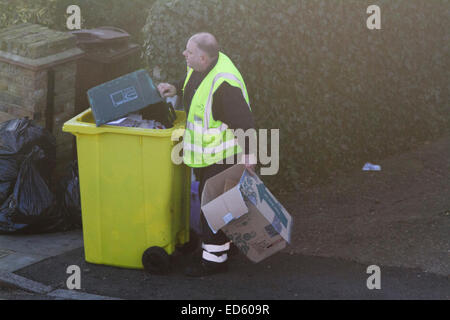 Wimbledon London,UK. 29 décembre 2014. Conseil Merton ben hommes collecter les déchets de Noël provenant de ménages à prendre pour le recyclage depot : amer ghazzal/Alamy Live News Banque D'Images