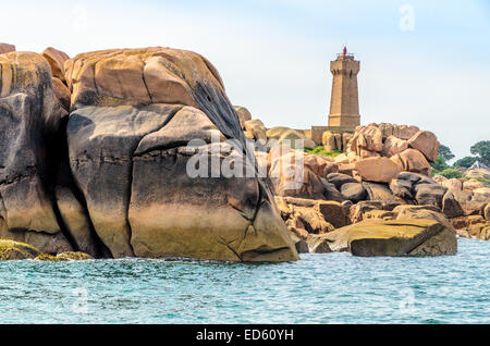 Le phare de Ploumanach, vue à partir de la mer, cote de granit rose en Bretagne, France Banque D'Images