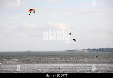 Kite surfeurs la baie de Dublin, Irlande Banque D'Images