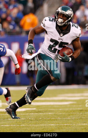 East Rutherford, New Jersey, USA. 28 Décembre, 2014. Philadelphia Eagles LeSean McCoy running back (25) s'exécute avec le ballon au cours de la NFL match entre les Eagles de Philadelphie et les Giants de New York au Stade MetLife à East Rutherford, New Jersey. Les Philadelphia Eagles a gagné 34-26. Credit : Cal Sport Media/Alamy Live News Banque D'Images