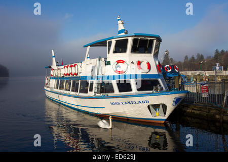 Le lac Windermere, Cumbria, Royaume-Uni. 29 Décembre, 2014. Windermere Lake Cruises brume empêche de prendre de passagers voyages îles ronde .comme de 12h30. Toujours en attente de voir si ce qu'il dégage comme ils l'ont pas cher pour 1000 les touristes chinois , mais la sécurité d'abord Crédit : Gordon Shoosmith/Alamy Live News Banque D'Images