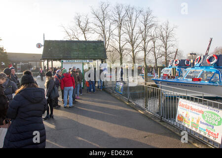 Le lac Windermere, Cumbria, Royaume-Uni. 29 Décembre, 2014. Windermere Lake Cruises brume empêche de prendre de passagers voyages îles ronde .comme de 12h30. Toujours en attente de voir si ce qu'il dégage comme ils l'ont pas cher pour 1000 les touristes chinois , mais la sécurité d'abord Crédit : Gordon Shoosmith/Alamy Live News Banque D'Images