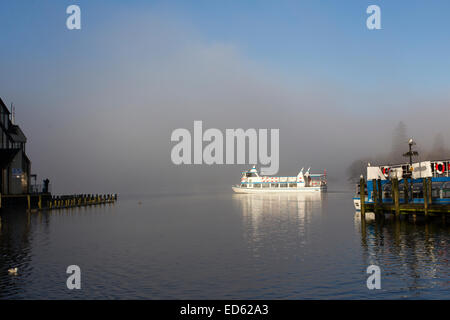 Le lac Windermere, Cumbria, Royaume-Uni. 29 Décembre, 2014. Windermere Lake Cruises brume empêche de prendre de passagers voyages îles ronde .comme de 12h30. Toujours en attente de voir si ce qu'il dégage comme ils l'ont pas cher pour 1000 les touristes chinois , mais la sécurité d'abord Crédit : Gordon Shoosmith/Alamy Live News Banque D'Images