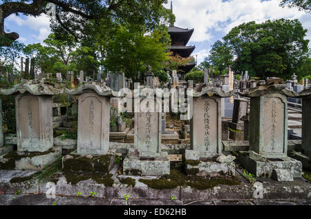 Pierres tombales devant Monjuto Konkaikomyo pagode au-ji, Kyoto, Japon, Kansai Banque D'Images