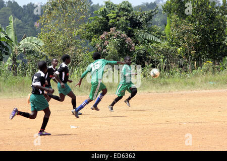 Wakiso, en Ouganda. 29 Décembre, 2014. Les jeunes Ougandais prendre le temps de jouer au football sur terrain poussiéreux durant la fin de l'année 2015 fêtes de fin d'année. Le développement fait face à un grand football défi en raison de mauvaises installations dans le continent africain. Credit : Samson Opus/Alamy Live News Banque D'Images