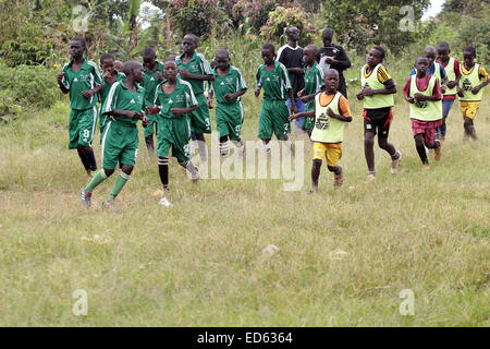 Wakiso, en Ouganda. 29 Décembre, 2014. Les enfants ougandais chauffer pendant un match de football au cours de la fin de l'année 2015 fêtes de fin d'année. Le développement fait face à un grand football défi en raison de mauvaises installations dans le continent africain. Credit : Samson Opus/Alamy Live News Banque D'Images