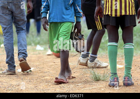 Wakiso, en Ouganda. 29 Décembre, 2014. Les enfants ougandais sur la photo après un match de football sur terrain poussiéreux durant la fin de l'année 2015 fêtes de fin d'année. Le développement fait face à un grand football défi en raison de mauvaises installations dans le continent africain. Credit : Samson Opus/Alamy Live News Banque D'Images