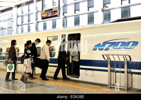 L'embarquement des voyageurs en train Shinkansen Série 700 Tokyo Japon Banque D'Images