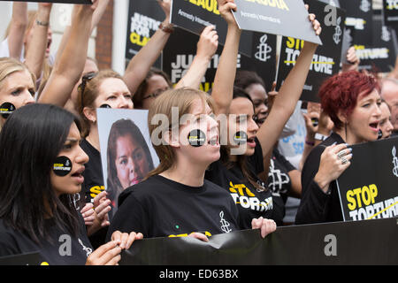 Amnesty International ont organisé une manifestation contre la torture au Mexique. Les manifestants eux-mêmes emballés dans l'ambassade du Mexique à l'extérieur de Ziploc® à Londres pour mettre en évidence le traitement de Claudia Medina, Tamariz qui a été prise d'une base navale par marines puis battu, Banque D'Images