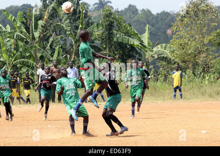 Wakiso, en Ouganda. 29 Décembre, 2014. Les jeunes Ougandais prendre le temps de jouer au football sur terrain poussiéreux durant la fin de l'année 2015 fêtes de fin d'année. Le développement fait face à un grand football défi en raison de mauvaises installations dans le continent africain. Credit : Samson Opus/Alamy Live News Banque D'Images