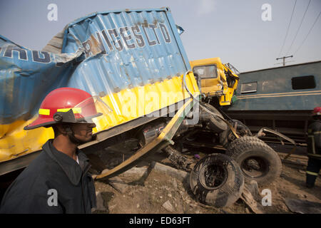 Dhaka, Bangladesh. Dec 29, 2014. Plus de cinq meurent en train entre en collision avec le camion à Dhaka a Kamalapur le 29 décembre, 2014. Dhaka, Bangladesh Crédit : Suvra Kanti Das/ZUMA/ZUMAPRESS.com/Alamy fil Live News Banque D'Images