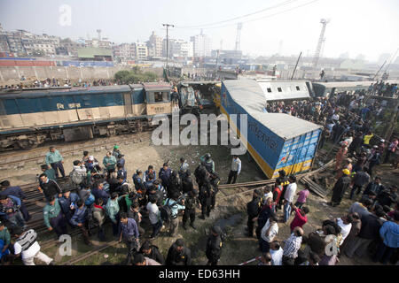 Dhaka, Bangladesh. Dec 29, 2014. Rassembler les gens du Bangladesh après avoir percuté un camion dans un train de voyageurs à Dhaka, Bangladesh, le lundi, Décembre 29, 2014. A plusieurs personnes ont été tuées et plus de 20 autres blessés dans l'accident de lundi. Dhaka, Bangladesh Crédit : Suvra Kanti Das/ZUMA/ZUMAPRESS.com/Alamy fil Live News Banque D'Images