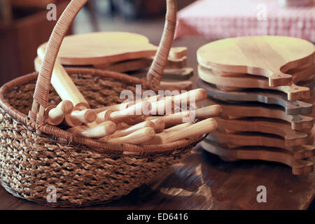 Groupe des planches à découper et rouleau à pâtisserie en bois dans le panier sur la table. Effet filtre photo aux tons Vintage Banque D'Images