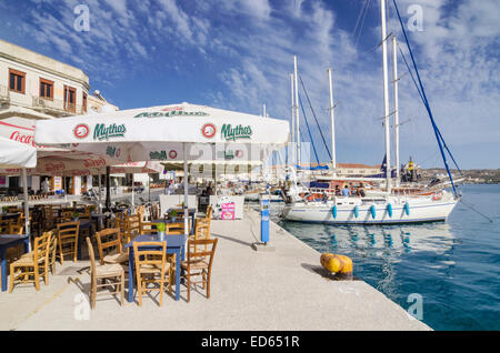 Yachts amarrés contre le front de mer bordé d'cafe d'Ermoupoli, l'île de Syros, Cyclades, Grèce Banque D'Images