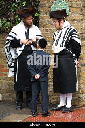 La grande communauté juive ultra-orthodoxe à Stamford Hill appartiennent à un nombre important de différentes, principalement, des cours d'eau. hassidique Banque D'Images