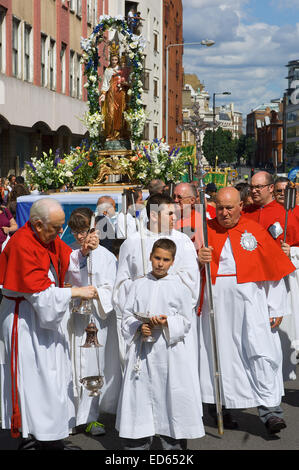Prêtres et servants de se préparer pour escorter la statue de Notre Dame du Mont Carmel à la procession depuis l'Église italienne. Banque D'Images