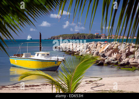 Bateau amarré le long de la plage de Philipsburg, Sint Maarten, Antilles Banque D'Images