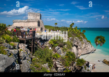Les touristes visitant les ruines du temple maya à Tulum, Quintana Roo, Yucatan, Mexique Banque D'Images