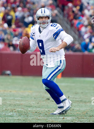 Le quart-arrière des Cowboys de Dallas Tony Romo (9) a l'air de passer au deuxième trimestre l'action contre les Redskins de Washington à FedEx Field à Landover, Maryland le dimanche 28 Décembre, 2014. Credit : Ron Sachs/CNP Banque D'Images