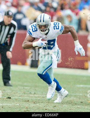 Cowboys de Dallas running back DeMarco Murray (29) porte la balle au deuxième trimestre contre les Redskins de Washington à FedEx Field à Landover, Maryland le dimanche 28 Décembre, 2014. Credit : Ron Sachs/CNP Banque D'Images