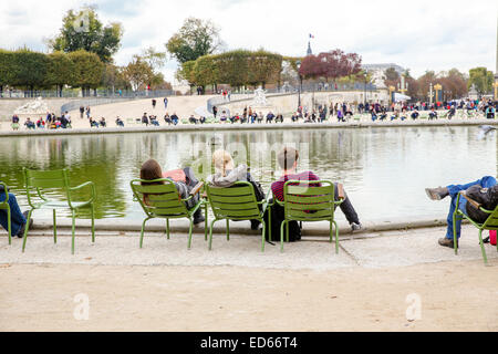 Jardin des Tuileries personnes fauteuil relax extérieur Paris Banque D'Images