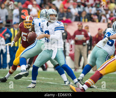 Le quart-arrière des Cowboys de Dallas Tony Romo (9) a l'air de passer au deuxième trimestre contre les Redskins de Washington à FedEx Field à Landover, Maryland le dimanche 28 Décembre, 2014. Credit : Ron Sachs/CNP Banque D'Images