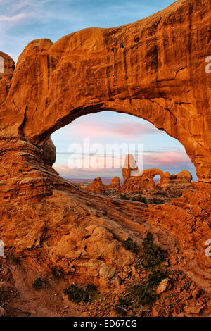 Passage de tourelle vue à travers la fenêtre du nord au premier feu dans l'Utah's Arches National Park. Banque D'Images