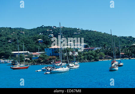 Cruz Bay est compact et coloré de la ville principale de St John, Îles Vierges des États-Unis. Banque D'Images