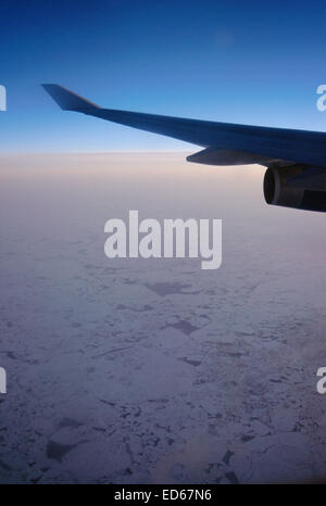 Aile d'avion et de la glace de mer sur le coucher du soleil, pôle Nord Banque D'Images