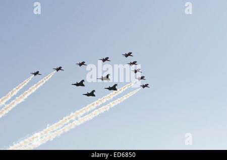 Les flèches rouges et 4 avions Typhoon en formation à Leuchars Air Show, Ecosse, 2013. Banque D'Images