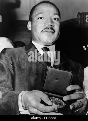 Le Dr Martin Luther King montrant son médaillon a reçu du maire Wagner, 1964