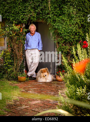 Concepteur de cuisine à Jasper Tim son studio près de Chichester, Sussex, UK. Banque D'Images