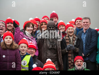 Balmaha, Ecosse, Royaume-Uni. Dec 29, 2014. Légende campagne Tom Weir statue dévoilée sur les rives du Loch Lomand par Tom's widow Rhona Weir. Balmaha, 29 décembre 2014. Crédit : Sam Kovak/Alamy Live News Banque D'Images