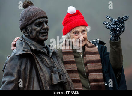 Balmaha, Ecosse, Royaume-Uni. Dec 29, 2014. Légende campagne écossaise Tom Weir statue dévoilée sur les rives du Loch Lomand par Tom's widow Rhona Weir. Balmaha, 29 décembre 2014. Crédit : Sam Kovak/Alamy Live News Banque D'Images