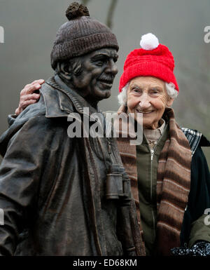 Balmaha, Ecosse, Royaume-Uni. Dec 29, 2014. Légende campagne écossaise Tom Weir statue dévoilée sur les rives du Loch Lomand par Tom's widow Rhona Weir. Balmaha, 29 décembre 2014. Crédit : Sam Kovak/Alamy Live News Banque D'Images