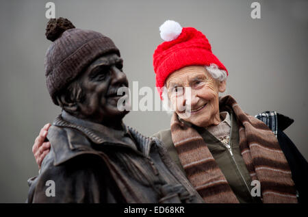 Balmaha, Ecosse, Royaume-Uni. Dec 29, 2014. Légende campagne écossaise Tom Weir statue dévoilée sur les rives du Loch Lomand par Tom's widow Rhona Weir. Balmaha, 29 décembre 2014. Crédit : Sam Kovak/Alamy Live News Banque D'Images