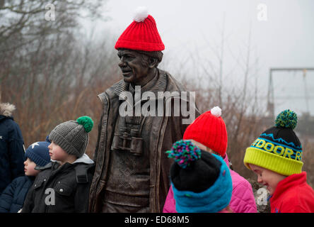 Balmaha, Ecosse, Royaume-Uni. Dec 29, 2014. Légende campagne Tom Weir statue dévoilée sur les rives du Loch Lomand par Tom's widow Rhona Weir. Balmaha, 29 décembre 2014. Crédit : Sam Kovak/Alamy Live News Banque D'Images