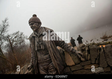 Balmaha, Ecosse, Royaume-Uni. Dec 29, 2014. Légende campagne Tom Weir statue dévoilée sur les rives du Loch Lomand par Tom's widow Rhona Weir. Balmaha, 29 décembre 2014. Crédit : Sam Kovak/Alamy Live News Banque D'Images