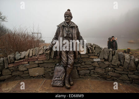 Balmaha, Ecosse, Royaume-Uni. Dec 29, 2014. Légende campagne Tom Weir statue dévoilée sur les rives du Loch Lomand par Tom's widow Rhona Weir. Balmaha, 29 décembre 2014. Crédit : Sam Kovak/Alamy Live News Banque D'Images