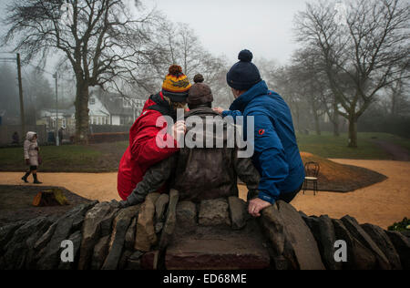 Balmaha, Ecosse, Royaume-Uni. Dec 29, 2014. Légende campagne écossaise Tom Weir statue sur les rives du Loch Lomand . Balmaha, 29 décembre 2014. Crédit : Sam Kovak/Alamy Live News Banque D'Images