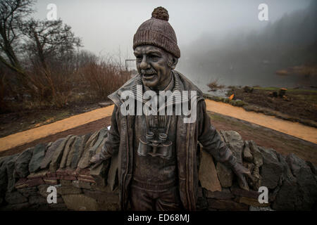 Balmaha, Ecosse, Royaume-Uni. Dec 29, 2014. Légende campagne Tom Weir statue dévoilée sur les rives du Loch Lomand par Tom's widow Rhona Weir. Balmaha, 29 décembre 2014. Crédit : Sam Kovak/Alamy Live News Banque D'Images