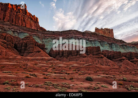 Première lumière révèle l'ensemencement des nuages sur le château dans l'Utah's Capitol Reef National Park. Banque D'Images