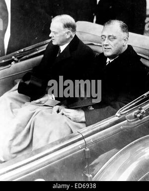 Franklin Delano Roosevelt et d'Herbert Hoover en automobile convertible sur chemin de capitale américaine pour l'investiture de Roosevelt, le 4 mars 1933 Banque D'Images